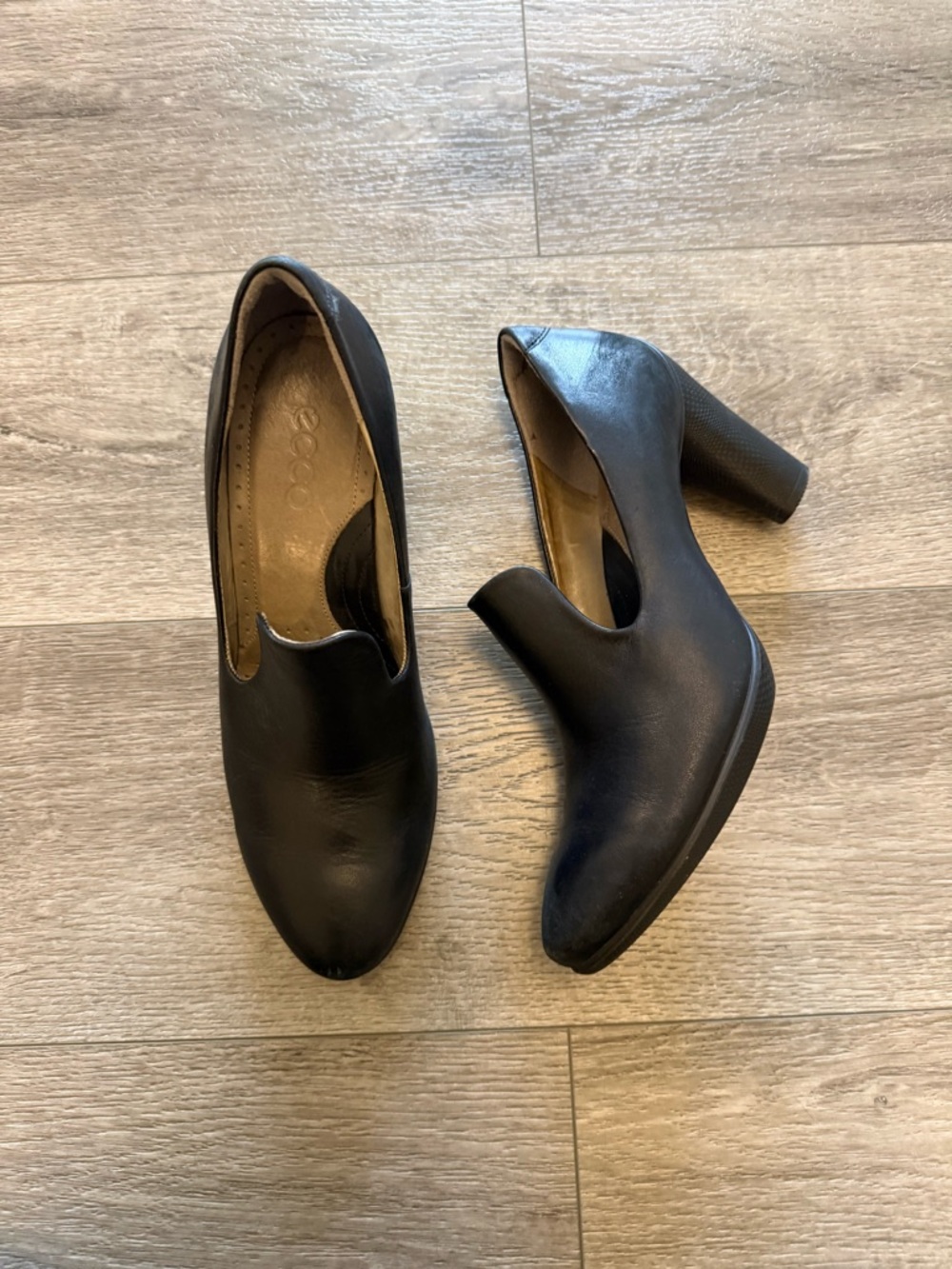 ECCO Black Leather heels size 40